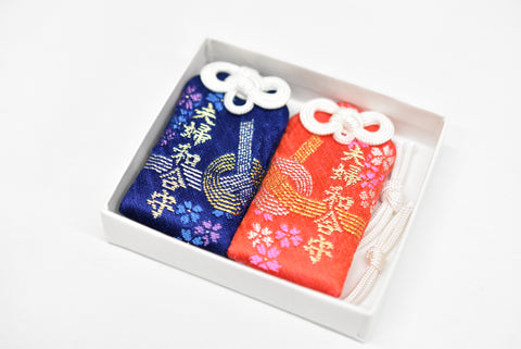 Japonês OMAMORI AMULET CHARM para "bom relacionamento para casal" conjunto azul e vermelho de Shirasaki Hachimangu