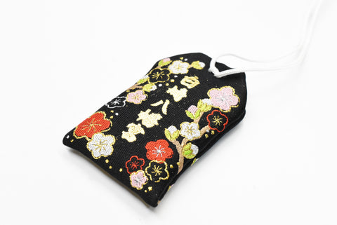 CHARM DE AMULETO OMAMORI japonés para "Pase de examen, difícil de inscribir" diseño en negro y palma de Shirasaki Hachimangu