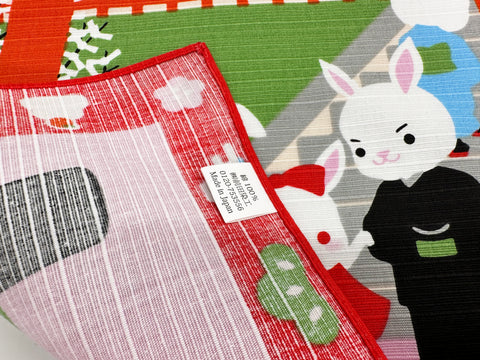 Santuário japonês e Monte Fuji com coelhos para o ano novo Furoshiki, panos de embrulho tradicionais japoneses feitos no Japão