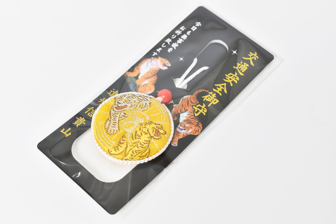 Japonês OMAMORI AMULET CHARM para "Drive Safety" Tiger amarelo de Enshu Sigisan Bisyamon Ten Origin/Shotoku Taishi de Nara Japan