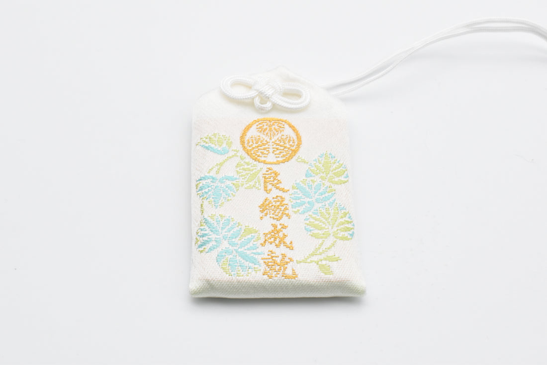 Japonês OMAMORI AMULET CHARM "Bom relacionamento" branco de Zojoji Japan