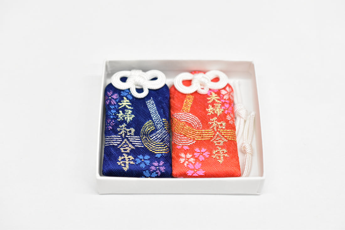 Japonês OMAMORI AMULET CHARM para "bom relacionamento para casal" conjunto azul e vermelho de Shirasaki Hachimangu