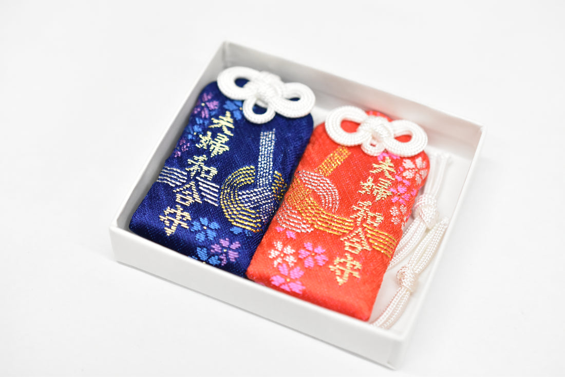 Japonês OMAMORI AMULET CHARM para "bom relacionamento para casal" conjunto azul e vermelho de Shirasaki Hachimangu