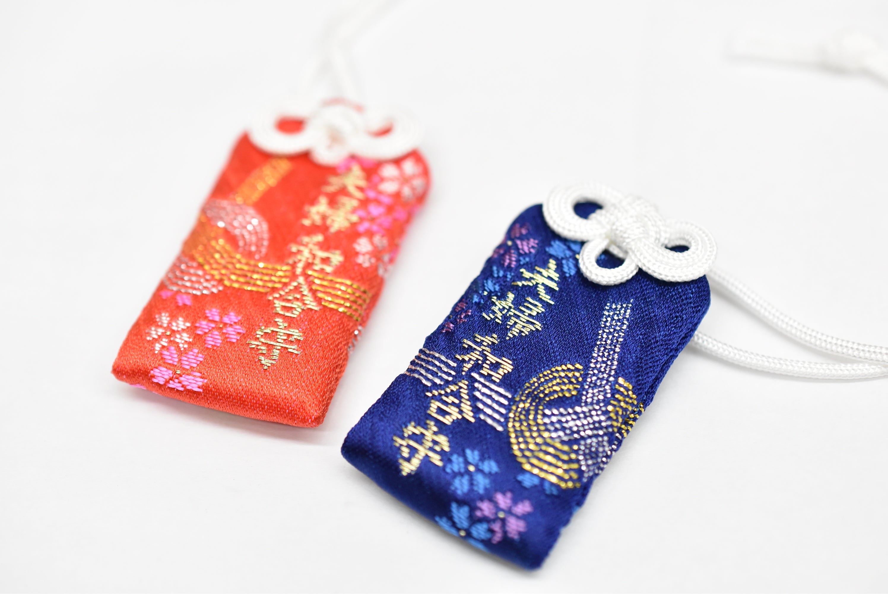 Japonês OMAMORI AMULET CHARM para "bom relacionamento para casal" conjunto azul e vermelho de Shirasaki Hachimangu