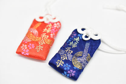Japonês OMAMORI AMULET CHARM para "bom relacionamento para casal" conjunto azul e vermelho de Shirasaki Hachimangu
