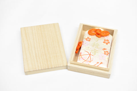 CHARM AMULETO OMAMORI japonés para "Bendito con tesoro infantil" blanco naranja con caja de Shirasaki Hachimangu