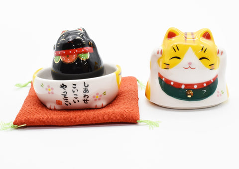Maneki Neko Amarelo Cor branca junto com gato preto dentro Gato acenando Gato da sorte para dar sorte Alt. 7,0 cm Alt. 4,5 cm 7322