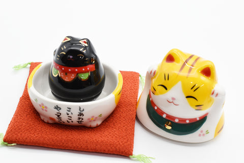 Maneki Neko Giallo Colore bianco insieme al gatto nero all'interno Gatto che fa cenno Gatto portafortuna H7.0cm H4.5cm 7322