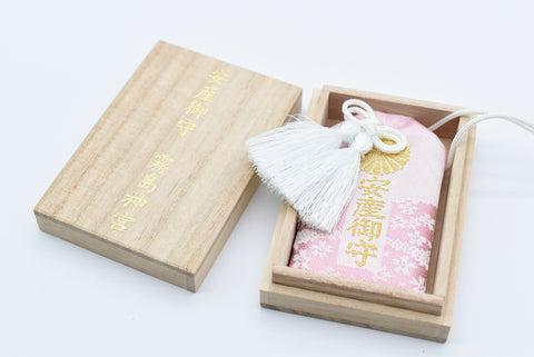 AMULETO OMAMORI CHARM japonês "Safe Birth" rosa com caixa do Kirishima Shrine Japan Vintage