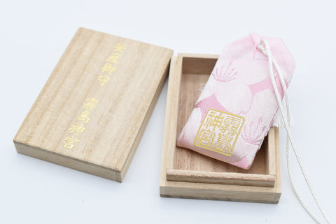 AMULETO OMAMORI CHARM japonês "Safe Birth" rosa com caixa do Kirishima Shrine Japan Vintage