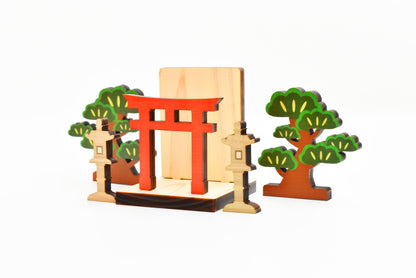 OMAMORI et Ofuda alter Kamidana Stand Petit Sanctuaire Torii Omamori prient petit arbre kamidana et ensemble Toro