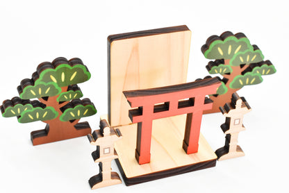 OMAMORI et Ofuda alter Kamidana Stand Petit Sanctuaire Torii Omamori prient petit arbre kamidana et ensemble Toro