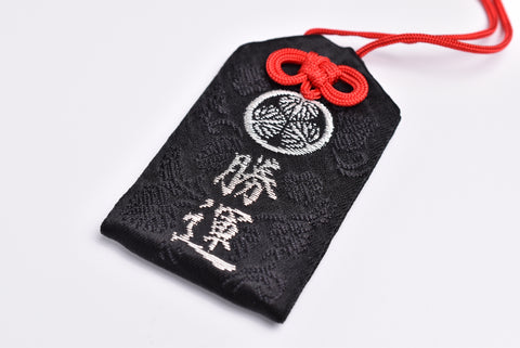 breloque amulette japonaise OMAMORI "Victory" noire de Zojoji Japan Vintage