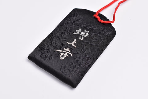 breloque amulette japonaise OMAMORI "Victory" noire de Zojoji Japan Vintage