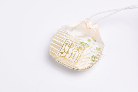 breloque amulette japonaise OMAMORI "breloque de cérémonie bébé 1 mois" blanche du sanctuaire Minatogawa Japan Vintage