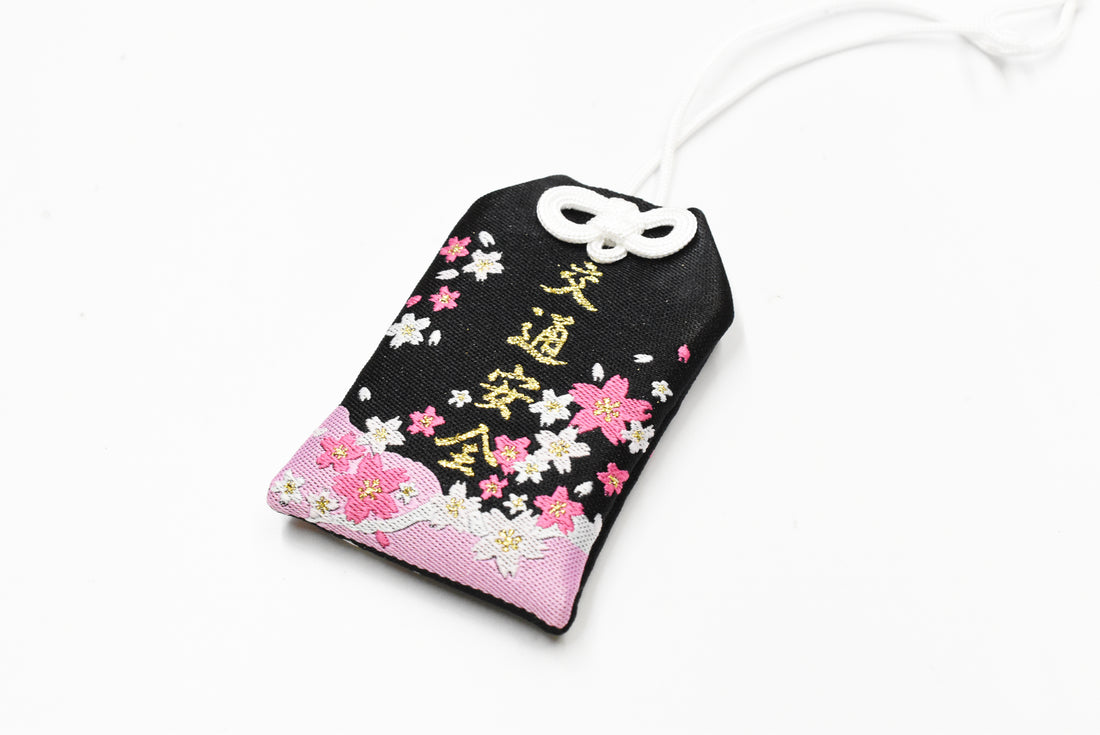 AMULETO OMAMORI CHARM japonês para design de sakura preto e rosa "Safety Driving" de Shirasaki Hachimangu