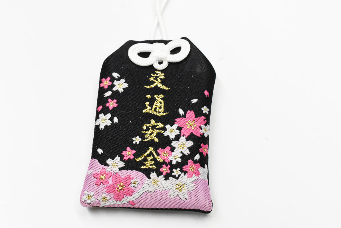 AMULETO OMAMORI CHARM japonês para design de sakura preto e rosa "Safety Driving" de Shirasaki Hachimangu