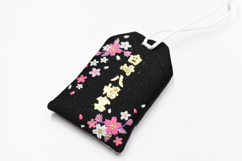 AMULETO OMAMORI CHARM japonês para design de sakura preto e rosa "Safety Driving" de Shirasaki Hachimangu