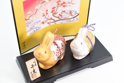 Conejo feliz/Conejo de Año Nuevo Juego de colores dorado y plateado para la buena suerte H7.3cmH6.6cm S136