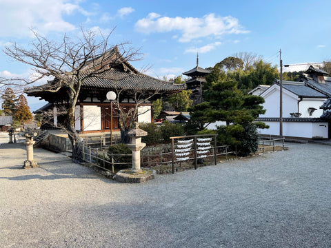 AMULETO OMAMORI CHARM japonês de "Nascimento Seguro" branco do Templo Taimadera Nara Japão