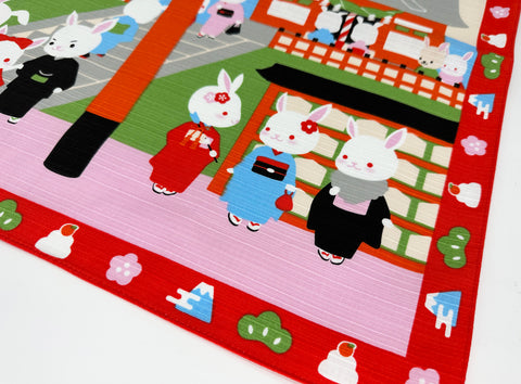 Santuário japonês e Monte Fuji com coelhos para o ano novo Furoshiki, panos de embrulho tradicionais japoneses feitos no Japão